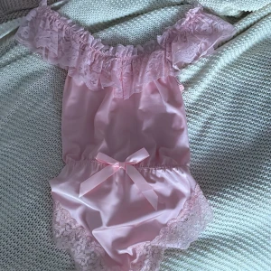 Rosa teddy /romper - Rosa Teddy/ pyjamas som är köpt på dollskill. Väldigt bra skick då den mest hängt