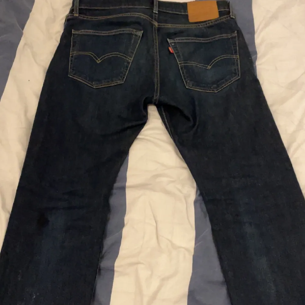 Säljer mina Levis jeans 502 perfekt skick inte 1 enda skråma Använd ett par gånger och är väldigt snygga.. Jeans & Byxor.