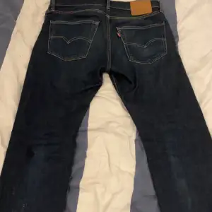 Säljer mina Levis jeans 502 perfekt skick inte 1 enda skråma Använd ett par gånger och är väldigt snygga.