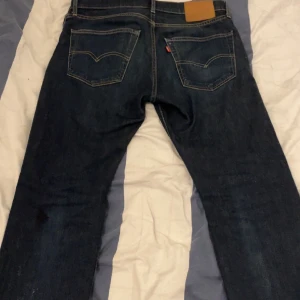 Levis jeans 502 - Säljer mina Levis jeans 502 perfekt skick inte 1 enda skråma Använd ett par gånger och är väldigt snygga.