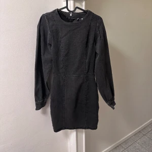 Jeansklänning  - Köpt på H&M. Ny pris 250kr. Knappt använd. Hör av er ifall ni vill ha foton på hur den sitter! 
