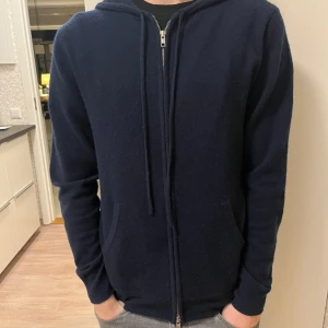 John Henric Kashmir zip  - Säljer denna riktigt feta Kashmir zip tröjan som inte är använd så mycket  Skick 9/10   Storlek s passar 175-185 Nypris ligger på 2500 Fraktar spårbart med postnord  Bara skriva för mer bilder samt info    