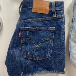 Levis shorts - Jättefina levis shorts i storlek 23, köpa i sommras, använda 2 gånger + tvättade. Väldigt bra skick! 🙌🏽 