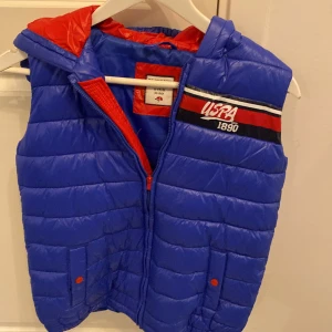 En polo väst inte använd  - Den är inte använd och storleken är 140-146cm. Den är äkta 