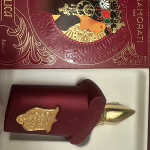 Xerjoff  - Gourmand parfym med noter av mjölk, saffran och mandel.   100ml, testsprayad några gånger, kommer i orginalkartong.   Nypris varierar på hemsidor men ligger mellan 2500-3445 för 100ml  Kan även tänka mig byte mot parfymer i liknande prisklass