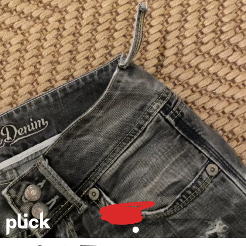 !lånade bilder! Säljer dessa super snygga lågmidjade  jeans som tyvärr va för korta på mig köpta här på Plick för 400kr. Har en defekt som syns på sista bilden.. Jeans & Byxor.