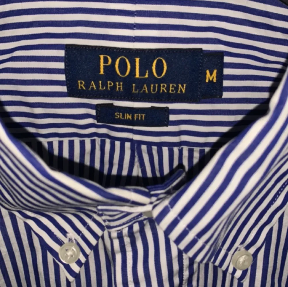 Jättesnygg Ralph Lauren skjorta i storlek M perfekt inför sommaren. Har bara använts ca 2 gånger skick 10/10. . Skjortor.