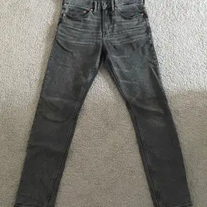 Gråa jeans från HM i storlek 29/32 slim fit. Brallorna är i bra skick