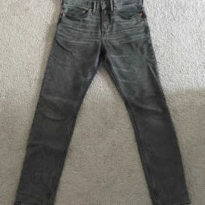 Slim fit jeans - Gråa jeans från HM i storlek 29/32 slim fit. Brallorna är i bra skick