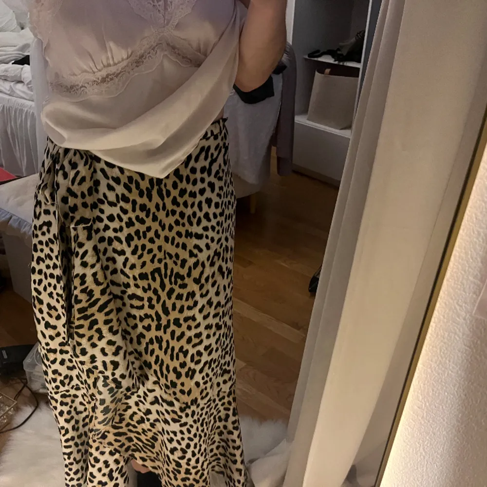 säljer denna långa wrap leopard kjol då den ej kommer till användning, fortfarande i väldigt fint skick 💕💕. Kjolar.