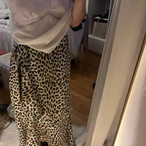 säljer denna långa wrap leopard kjol då den ej kommer till användning, fortfarande i väldigt fint skick 💕💕