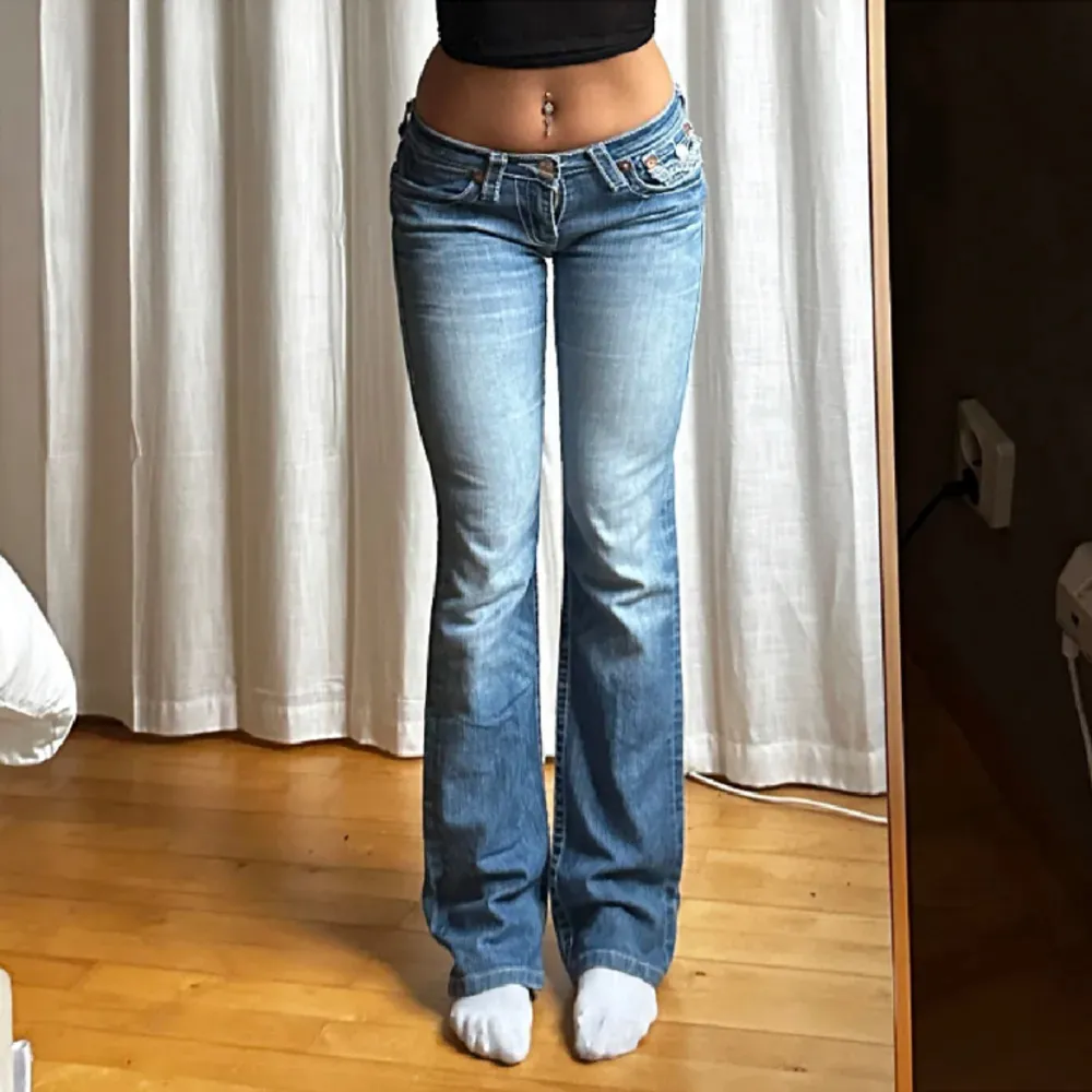 Jättefina true religion jeans, midjemått 37cm, innerben 84cm. Obs, dragkedjan är sönder men inget som syns o en knapp är borta.. Jeans & Byxor.