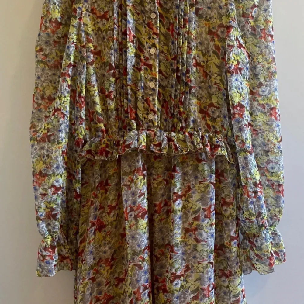Fin och skön klänning  Klänning från Other Stories – Blommig skjortklänning i minilängd med panelsydd nederkant. Klänningar.