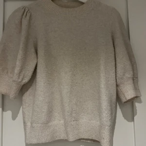 Tröja Vero Moda  - Beige tröja från Veromoda. Använt skick men fortfarande superfin💕