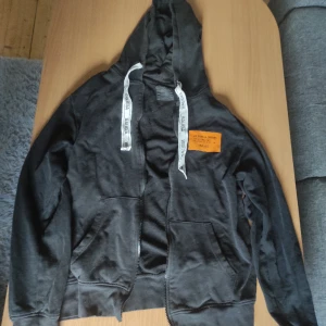 Zipphuddie  - Zipphuddie med tryck. Storlek M från lager 157. 