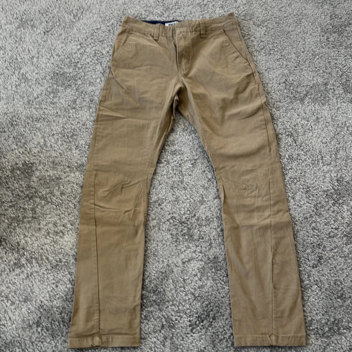 Beige chinos, shakes leg (kaki)
