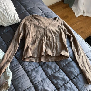 Knappt använd, långärmad topp från Brandy Melville! - Har använt den kanske 2 gånger men tyckte att den inte riktigt passade. Tyget är ”räffligt” och den är relativt V-ringad så ett alternativ är att ha ett linne under. Den är i jättebra kvalitet och bekväm. 