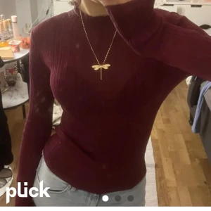 Jättefin tröja  - Jättefin tröja, första bilden är lånad, har gått upp lite på ryggen, se på andra bilden, kan finnas något mer ställe man har inte hittat något 