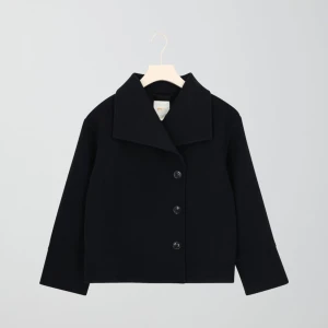 SÖKER kort kappa från Gina🤍 - Hej!! Jag söker en kort kappa i mörklblå från Gina Tricot🫶🏻 Söker i strl XS. Hör av dig om du säljer❤️ Dyrast 250kr