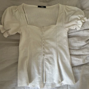 Vit topp  - Vit blus perfekt till sommarn när man är lite brunare heh 