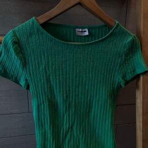 Ribbad grön T-shirt från Noisy May. Har använts sparsamt och är i fint skick. Storlek S 💚