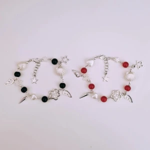 Svart och rött armband set - Handgjorda armband till sin bästa vän, partner med mera. Röda och svarta glaspärlor, vita akrylpärlor och silverdetaljer (ej äkta). 16 cm i storlek men kan ändras efter önskemål. 