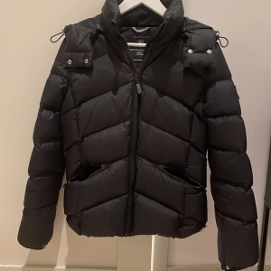 Svart dunjacka från Gant - Super snygg svart dunjacka från Gant, i bra skick