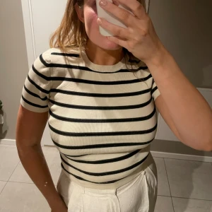 Randig topp Gina Tricot i storlek L  - Beige/svart randig topp från Gina Tricot i storlek L. Liten i storleken då jag normalt har en 38a. Knappt använd så är som ny. 