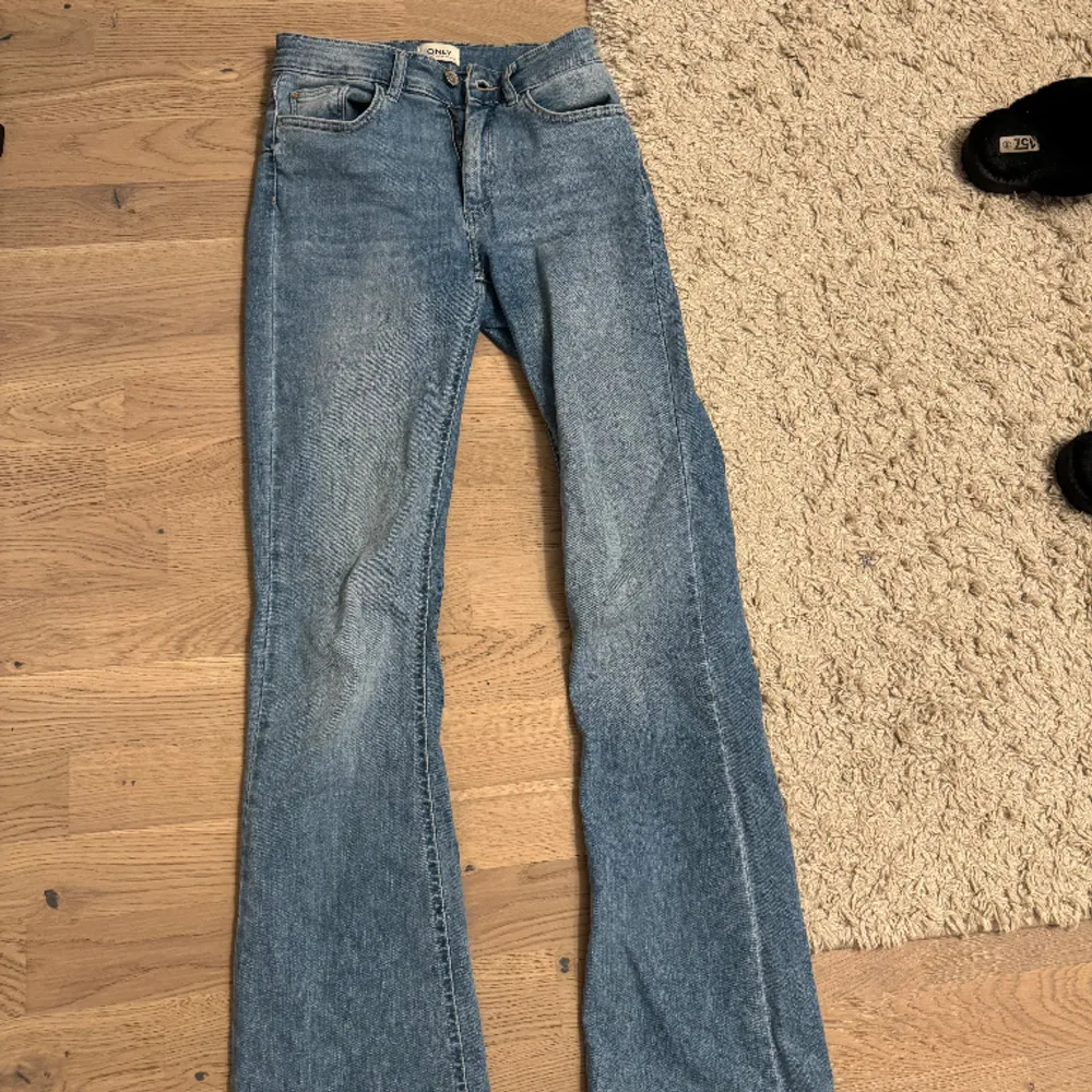 Ljusblå jeans ifrån only  Fint skick  Säljer för att dom börjar bli för små för mig. Jeans & Byxor.