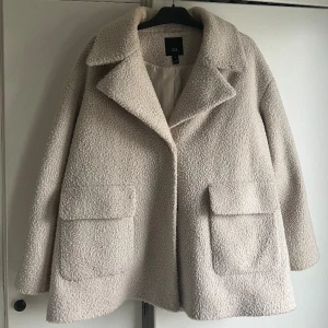 Boucle Swing Coat River Island - Jackan är ifrån River Island och är i storlek 38. Jackan är i fint skick då den kommit till användning få gånger🤍Säljer då jag tyvärr inte fått användning av den! (Nypris 899kr)