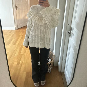 Zara tröja - Säljer min stickade tröja från zara.  Tröjan är i nyskick då den inte kommer till användning.  Hör av dig om flera bilder behövs eller frågor💗