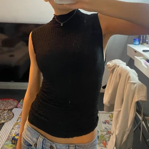 Topp - Säljer denna basic toppen från zara! Den är jättefin och passar utmärkt till bland annat fester eller till vardags💞 den är helt ny med prislappen kvar🤩