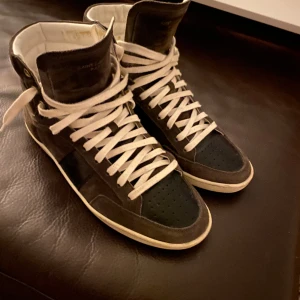 Saint Laurent sneakers 42 - Nyskick, storlek 42, äkta, SL/10h  Finns att hämta på Lidingö 