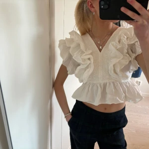 Topp - Helt sjukt snygg topp med volanger från märket white Icy💕