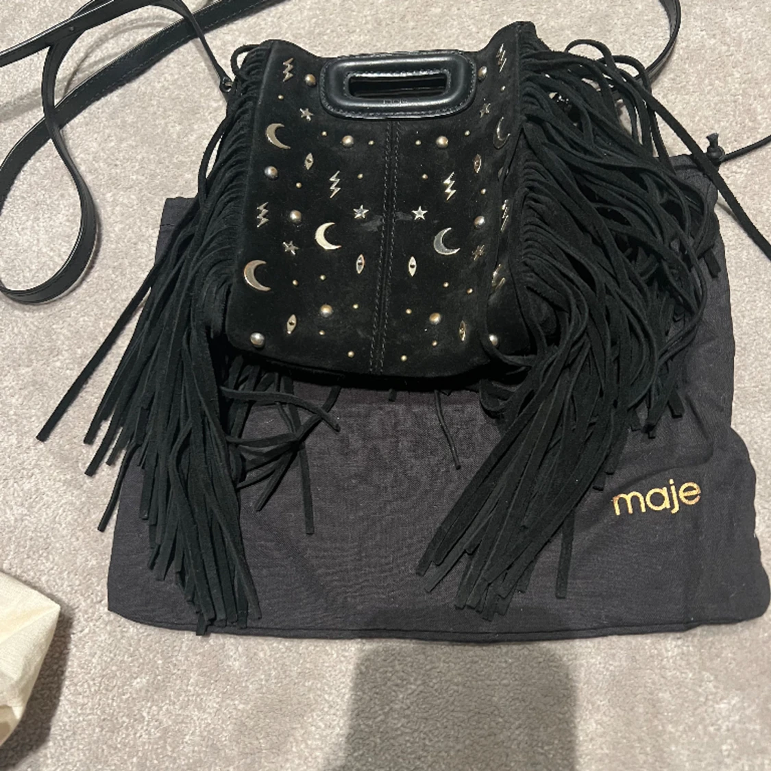 Svart maje väska med guldiga detaljer 