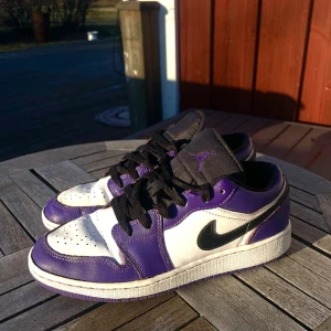 Jordans  - Air jordan 1 low ’Court purple 2.0. Andvänt skick🌟 nypris 2200kr