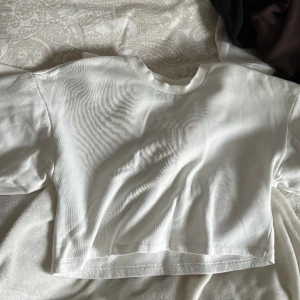 Croppad sweatshirt - Säljer en croppad sweatshirt som är perfekt nu till sommaren. Storlek xs och säljer den billigt.