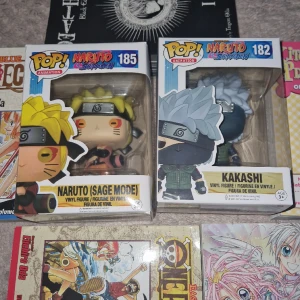 POP- figurer med NARUTO tema. Kakashi och Natuto(Sage mode) - Två POP-figurer som är i bra form i orginal paket. Är i serien Naruto Shippuden.  Köptes för 170 kr och 200 kr. Kan köpas separat för 90kr/st Kom gärna med prisförslag 