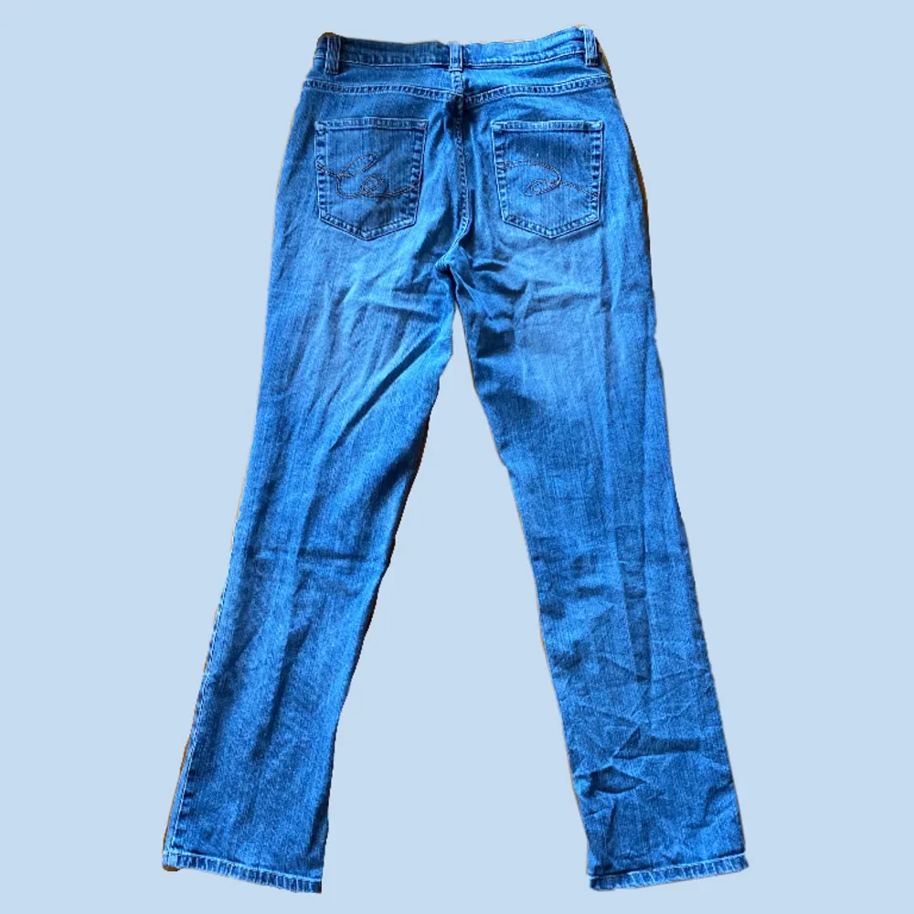 lågmidjade jeans från lindex med ett hål vid det högra knät. kontakta gärna vid frågor💕. Jeans & Byxor.