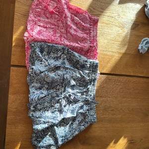 Zara kjolar - Två korta zara kjolar med inneshorts i, 250kr styck, säljs pågrund att de ej kommer till användning, använd 1 gång och är som ny ( DEN ROSA ÄR SÅLD)