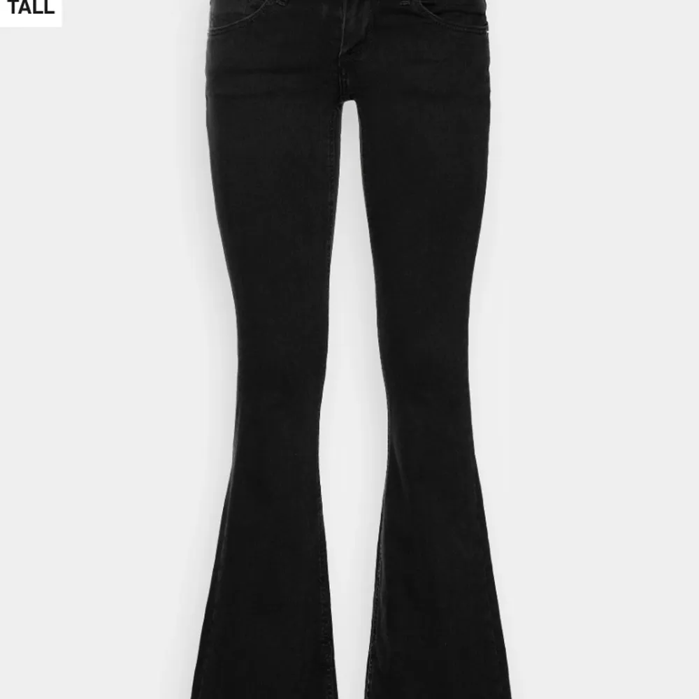 Svarta jeans från only, low waist. Möts gärna upp, fraktar också. Pris kan diskuteras . Jeans & Byxor.