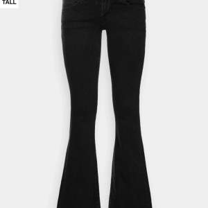 Svarta jeans från only, low waist. Möts gärna upp, fraktar också. Pris kan diskuteras 