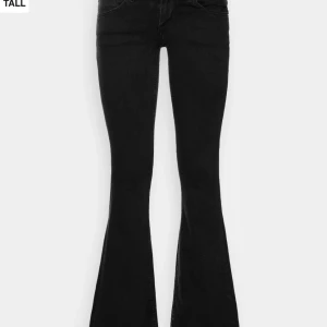 Svarta jeans - Svarta jeans från only, low waist. Möts gärna upp, fraktar också. Pris kan diskuteras 