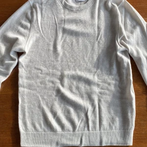 These Glory Days merino tröja ljusgrå S - Merino crewneck i storlek slim M men sitter mer som en slim S. Kostar 900 ny och den är 9,5/10 skick är använd lite men märkte snabbt att den blev för liten