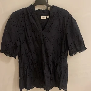 Mörkblå blus - Blus, marinblå, broderat  