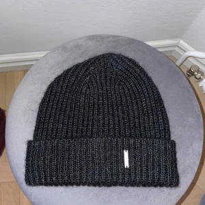 Svart mössa från Amin - Endast testad