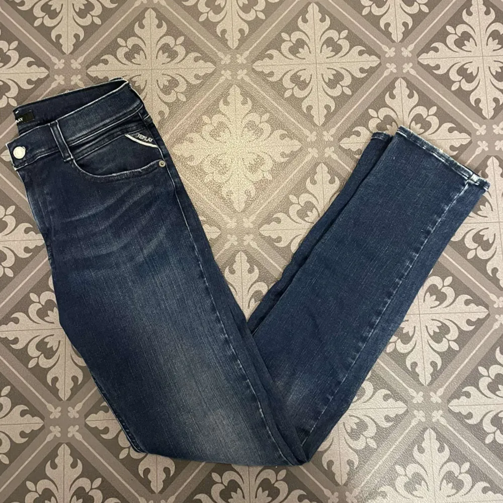 Feta marinblåa jeans med snygg tvätt från Replay. Modellen är Wallys(sitter som slim) och i storlek 16y men sitter som 30/32! I nyskick knappt använda, skriv för fler funderingar och bilder!. Jeans & Byxor.