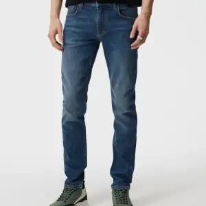 J.LINDBERG Jeans (Mid blue).  Modell Jay Active Mid Indigo. Nypris 1400kr.