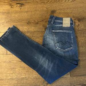 Säljer dessa slim jeans från replay i färgen mörkblå. Jeansen är i storlek 29/30 och är i bra skick, 9/10. Skriv om du har några frågor. Pris kan diskuteras vid snabb affär.