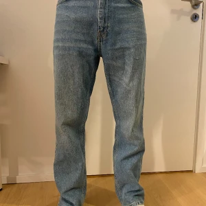 Just junkies jeans - W30 L30, bra skick snygga lite oversized jeans. Modellen är 177cm lång